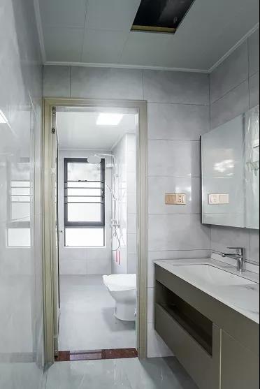 112㎡現代簡約，巧用配色締造環境格調，實用軟裝也能讓家庭美輪美奐